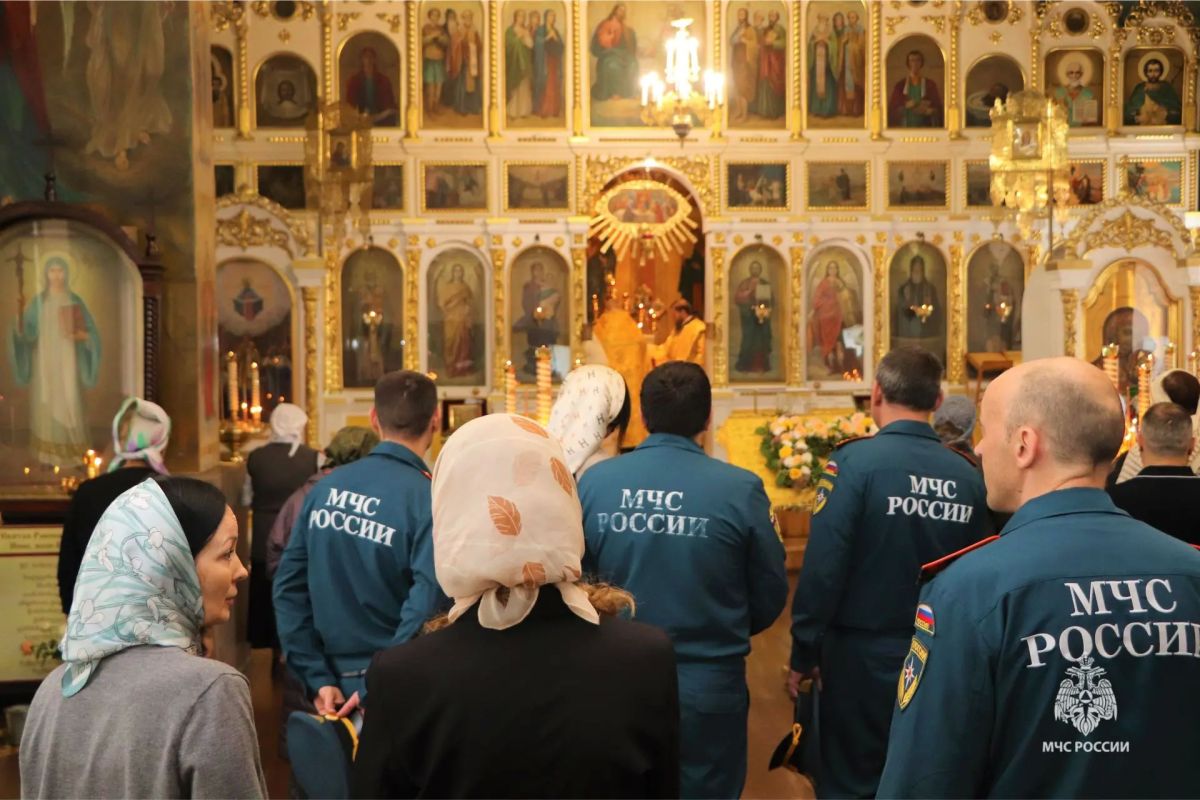Сотрудники Главного управления приняли участие в молебне во здравие пожарных и спасателей Сотрудники Главного управления приняли участие в молебне во здравие пожарных и спасателей