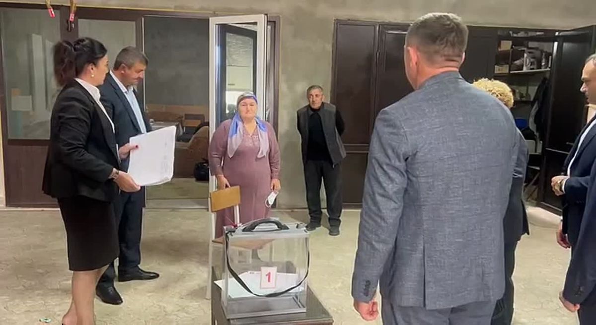 Члены 39-го УИК, который располагается в ДК селения Дыгулыбгей, выехали по адресам семей, пожелавших проголосовать на дому