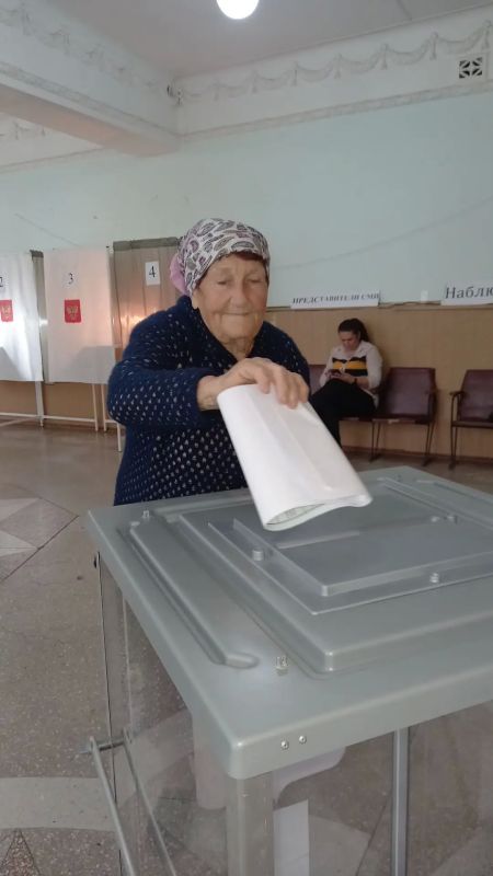 На избирательном участке № 94, который расположен в Доме культуры станицы Котляревской, активность с раннего утра, хотя для станичников 8 часов утра, это уже не утро