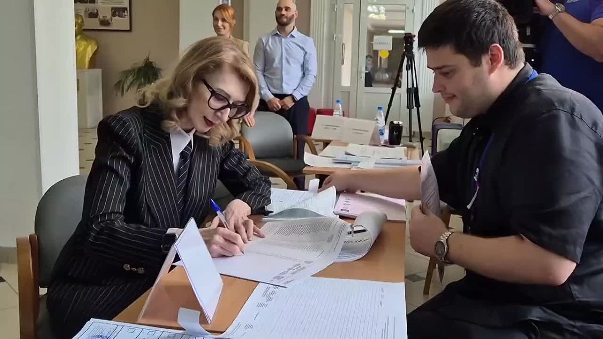 Председатель Парламента КБР Татьяна Егорова вместе с супругом проголосовала на избирательном участке № 147