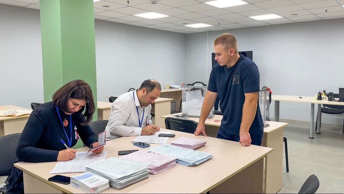 Голосуют работники тепличного комплекса «Чегем Агро» Голосуют работники тепличного комплекса «Чегем Агро»