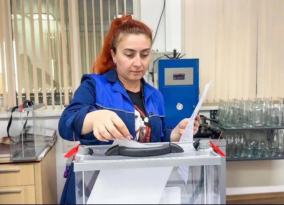 Сегодня члены участковой избирательной комиссии №306 Чегемского района организовали проведение голосования вне помещения для голосования на территории предприятий района Сегодня члены участковой избирательной комиссии №306 Чегемского района организовали проведение голосования вне помещения для голосования на территории предприятий района