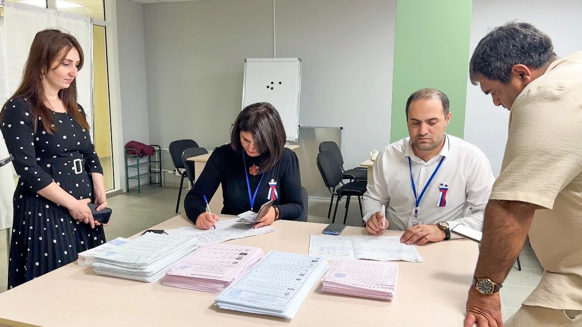 Голосуют работники тепличного комплекса «Чегем Агро» Голосуют работники тепличного комплекса «Чегем Агро»