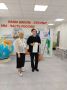 На избирательном участке 83, что расположен в здании начального корпуса средней школы 5, председатель комиссии Елена Сунцова поздравляет молодого избирателя Никиту Степанова, который голосует впервые