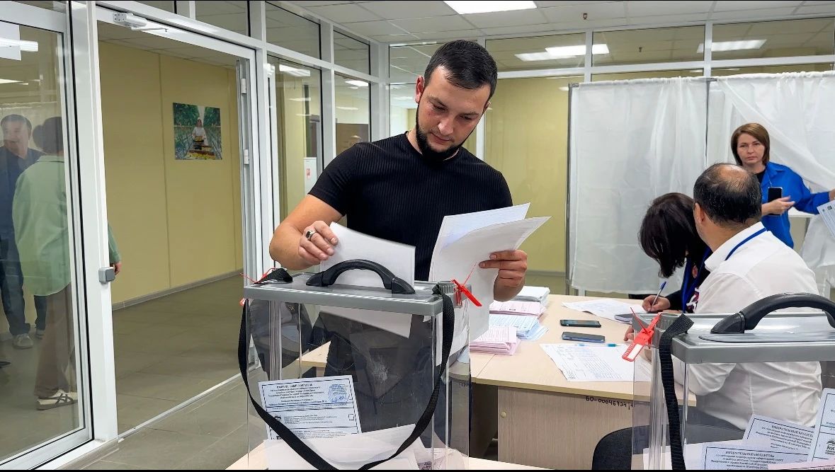 Голосуют работники тепличного комплекса «Чегем Агро» Голосуют работники тепличного комплекса «Чегем Агро»