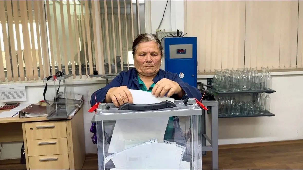 Сегодня члены участковой избирательной комиссии №306 Чегемского района организовали проведение голосования вне помещения для голосования на территории предприятий района Сегодня члены участковой избирательной комиссии №306 Чегемского района организовали проведение голосования вне помещения для голосования на территории предприятий района