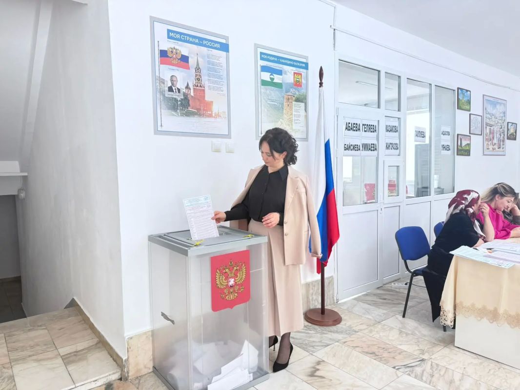 Мы сделали свой выбор!. Сегодня, в первый день голосования, наш дружный коллектив школы традиционно принял участие в выборах Мы сделали свой выбор!. Сегодня, в первый день голосования, наш дружный коллектив школы традиционно принял участие в выборах