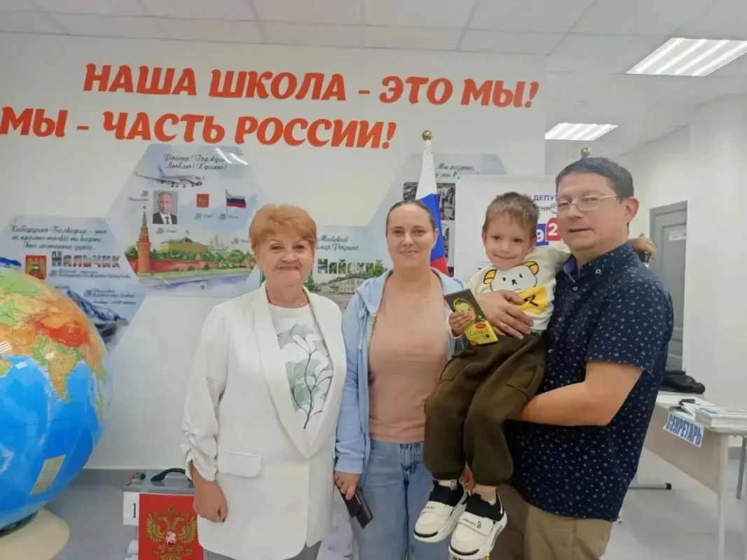 Заместитель председателя общественной палаты, главный редактор газеты "Майские новости" Светлана Михайловна Герасимова проголосовала со своей семьёй на УИК N83 Заместитель председателя общественной палаты, главный редактор газеты "Майские новости" Светлана Михайловна Герасимова проголосовала со своей семьёй на УИК N83