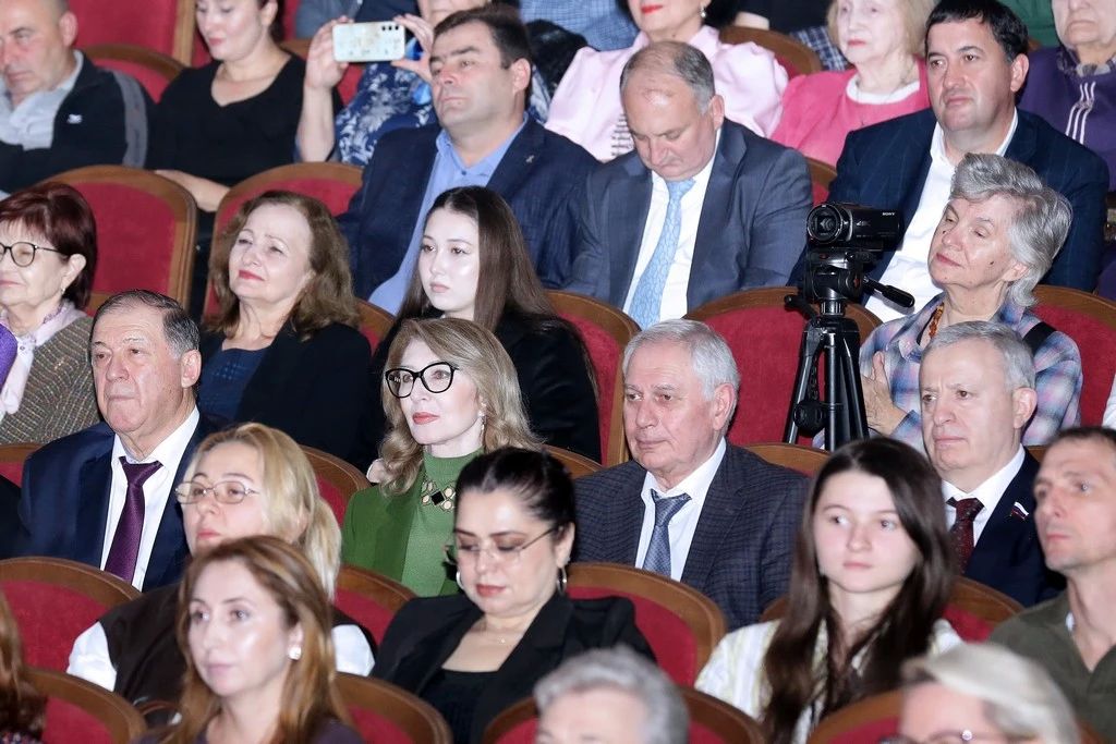 В Государственном музыкальном театре КБР состоялся праздничный концерт, посвященный Дню адыгов (черкесов) В Государственном музыкальном театре КБР состоялся праздничный концерт, посвященный Дню адыгов (черкесов)