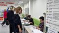 Голосует общественный наблюдатель Юлия Ким