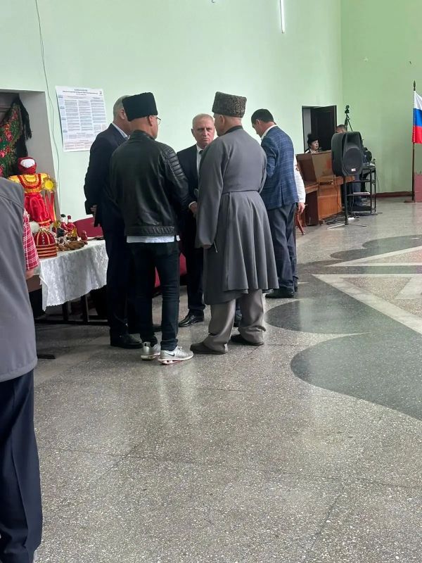 На выборах в Государственную думу голосует и самое многонациональное село КБР — Кременчуг-Константиновское. В селе проживают 29 национальностей, в том числе кабардинцы, балкарцы, русские, сирийцы, молдаване, цыгане На выборах в Государственную думу голосует и самое многонациональное село КБР — Кременчуг-Константиновское. В селе проживают 29 национальностей, в том числе кабардинцы, балкарцы, русские, сирийцы, молдаване, цыгане