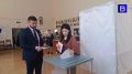 А вот и обещанная регистрация брака Сразу после росписи супруги Марат и Ангелина Мамбетовы приняли участие в голосовании