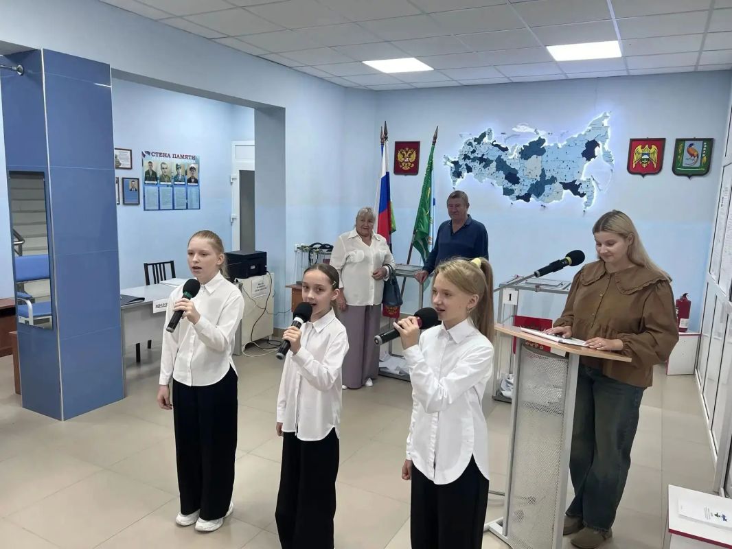 Сегодня в УИК 85 состоялся праздничный концерт, подаривший избирателям и гостям заряд позитива и патриотизма! Сегодня в УИК 85 состоялся праздничный концерт, подаривший избирателям и гостям заряд позитива и патриотизма!