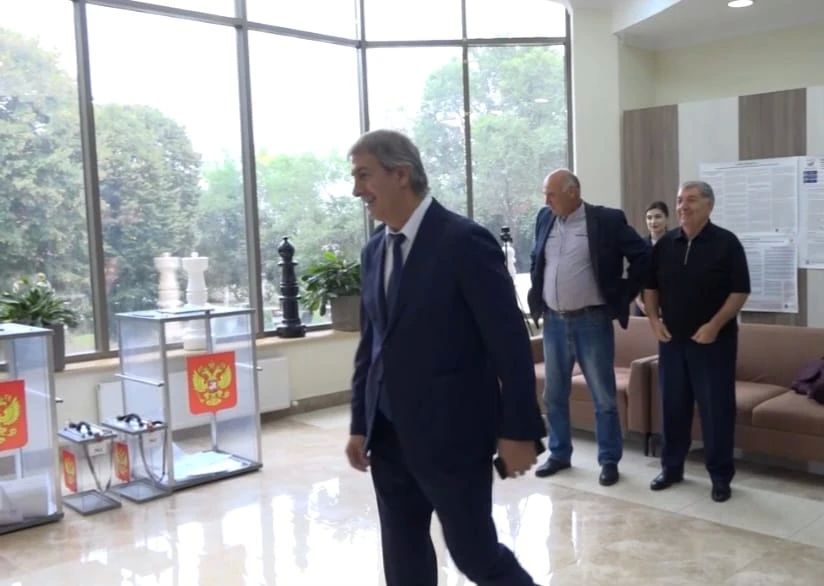 В течение трёх дней голосования депутаты Парламента КБР принимали активное участие в выборах, посетив избирательные участки в своих округах В течение трёх дней голосования депутаты Парламента КБР принимали активное участие в выборах, посетив избирательные участки в своих округах