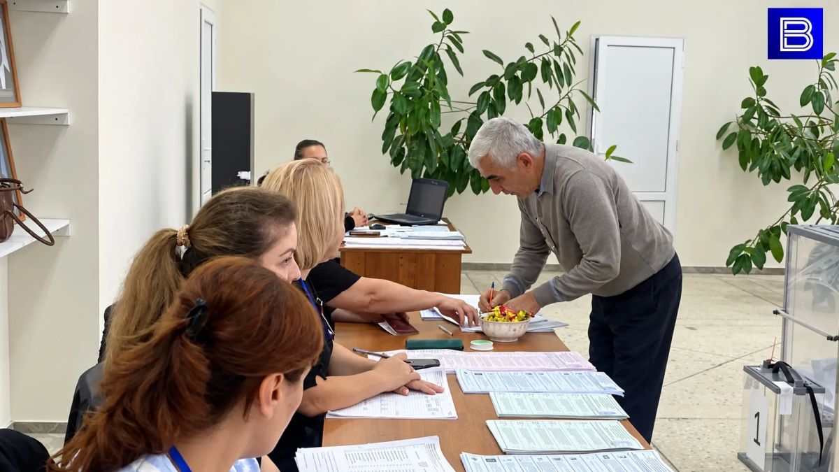 На избирательном участке №281 в Урвани сегодня многолюдно На избирательном участке №281 в Урвани сегодня многолюдно