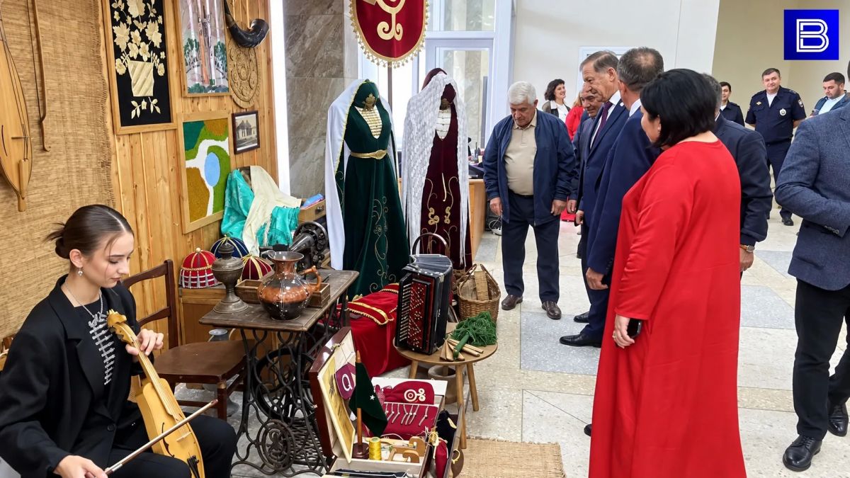 На избирательном участке №281 в Урвани сегодня многолюдно На избирательном участке №281 в Урвани сегодня многолюдно