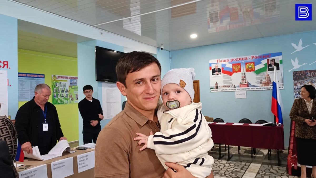 Ну как тут не улыбнуться? Папы с детьми на избирательных участках Ну как тут не улыбнуться? Папы с детьми на избирательных участках