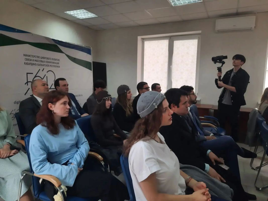 Иностранные участники Международного фестиваля молодёжи посетили Министерство цифрового развития, связи и массовых коммуникаций КБР Иностранные участники Международного фестиваля молодёжи посетили Министерство цифрового развития, связи и массовых коммуникаций КБР