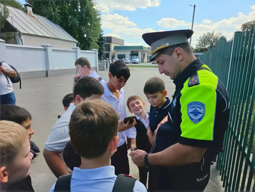 В Прохладном сотрудники Госавтоинспекции провели профилактические беседы со школьниками В Прохладном сотрудники Госавтоинспекции провели профилактические беседы со школьниками