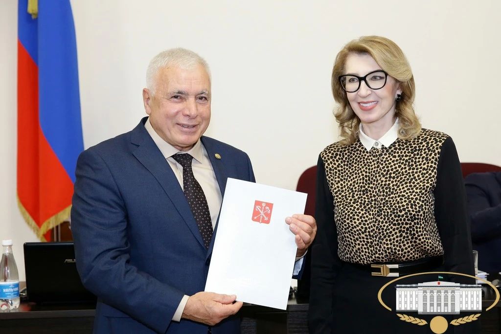 В ходе заседания президиума состоялось награждение депутатов и работников Аппарата Парламента КБР наградами Законодательного Собрания Санкт-Петербурга