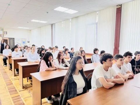 В Республиканской юношеской библиотеке им. К. Мечиева в рамках ранней профессиональной ориентации молодежи и тематической программы Профориентация молодёжи в условиях библиотеки - «Путь к профессии: навигатор успеха»... В Республиканской юношеской библиотеке им. К. Мечиева в рамках ранней профессиональной ориентации молодежи и тематической программы Профориентация молодёжи в условиях библиотеки - «Путь к профессии: навигатор успеха»...