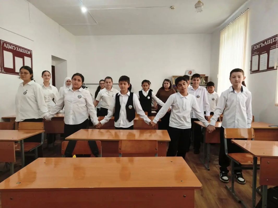 Специалисты ОСПС и Д в Баксанском раойне ГКУ "РЦСПСД" провели классный час на тему "Семья и семейные ценности" в МОУ СОШ с.п. Псычох. Классный час начался с обсуждения вопроса: "Что такое семья ?" Мы обсудили ключевые... Специалисты ОСПС и Д в Баксанском раойне ГКУ "РЦСПСД" провели классный час на тему "Семья и семейные ценности" в МОУ СОШ с.п. Псычох. Классный час начался с обсуждения вопроса: "Что такое семья ?" Мы обсудили ключевые...