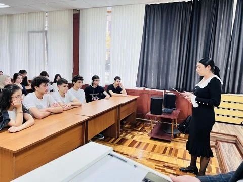 В Республиканской юношеской библиотеке им. К. Мечиева в рамках ранней профессиональной ориентации молодежи и тематической программы Профориентация молодёжи в условиях библиотеки - «Путь к профессии: навигатор успеха»... В Республиканской юношеской библиотеке им. К. Мечиева в рамках ранней профессиональной ориентации молодежи и тематической программы Профориентация молодёжи в условиях библиотеки - «Путь к профессии: навигатор успеха»...