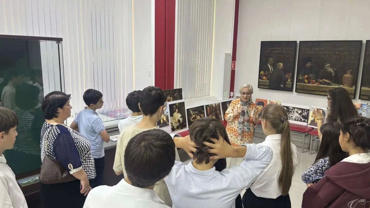В музее ИЗО им. А.Л. Ткаченко состоялась встреча со школьниками В музее ИЗО им. А.Л. Ткаченко состоялась встреча со школьниками