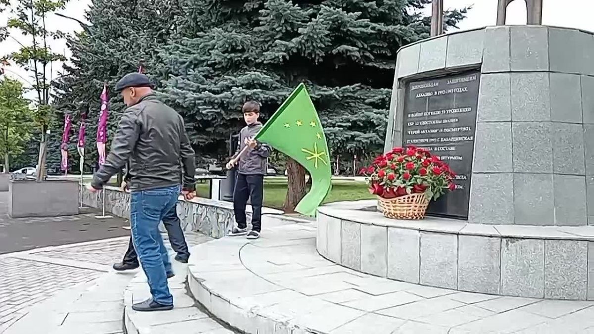 Сейчас к памятнику добровольцам, защитившим Абхазию в 1992-93 годах, расположеному на площади Абхазии в г. Нальчике, были возложено живые цветы