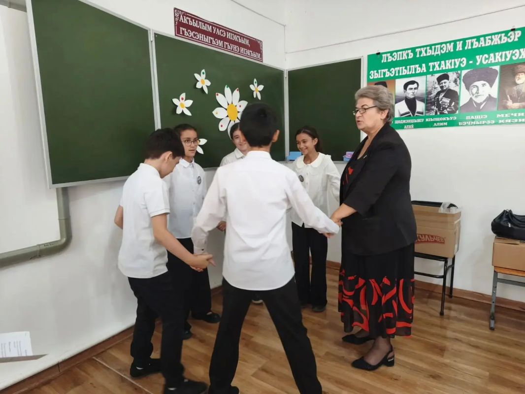 Специалисты ОСПС и Д в Баксанском раойне ГКУ "РЦСПСД" провели классный час на тему "Семья и семейные ценности" в МОУ СОШ с.п. Псычох. Классный час начался с обсуждения вопроса: "Что такое семья ?" Мы обсудили ключевые... Специалисты ОСПС и Д в Баксанском раойне ГКУ "РЦСПСД" провели классный час на тему "Семья и семейные ценности" в МОУ СОШ с.п. Псычох. Классный час начался с обсуждения вопроса: "Что такое семья ?" Мы обсудили ключевые...