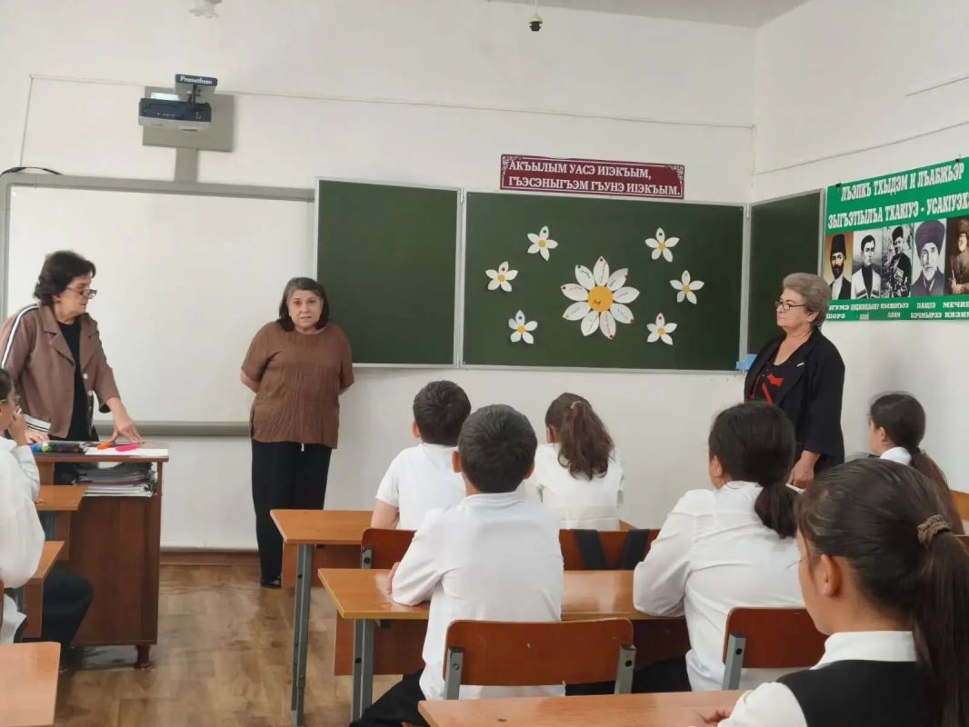 Специалисты ОСПС и Д в Баксанском раойне ГКУ "РЦСПСД" провели классный час на тему "Семья и семейные ценности" в МОУ СОШ с.п. Псычох. Классный час начался с обсуждения вопроса: "Что такое семья ?" Мы обсудили ключевые... Специалисты ОСПС и Д в Баксанском раойне ГКУ "РЦСПСД" провели классный час на тему "Семья и семейные ценности" в МОУ СОШ с.п. Псычох. Классный час начался с обсуждения вопроса: "Что такое семья ?" Мы обсудили ключевые...
