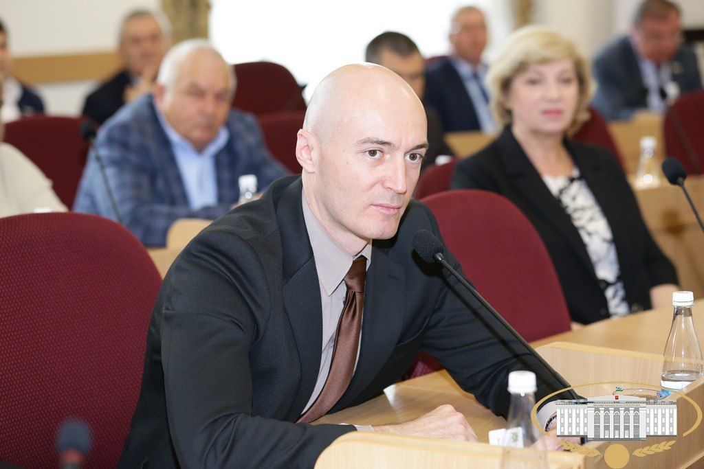 Приступив к обсуждению повестки дня, депутаты приняли в двух чтениях проекты законов КБР "О внесении изменений в статьи 3 и 5 Закона КБР "О регулировании лесных отношений", "О внесении изменения в статью 2 Закона КБР "О... Приступив к обсуждению повестки дня, депутаты приняли в двух чтениях проекты законов КБР "О внесении изменений в статьи 3 и 5 Закона КБР "О регулировании лесных отношений", "О внесении изменения в статью 2 Закона КБР "О...