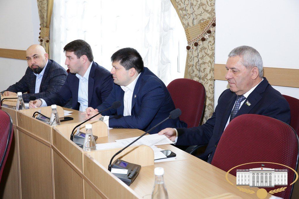 Приступив к обсуждению повестки дня, депутаты приняли в двух чтениях проекты законов КБР "О внесении изменений в статьи 3 и 5 Закона КБР "О регулировании лесных отношений", "О внесении изменения в статью 2 Закона КБР "О... Приступив к обсуждению повестки дня, депутаты приняли в двух чтениях проекты законов КБР "О внесении изменений в статьи 3 и 5 Закона КБР "О регулировании лесных отношений", "О внесении изменения в статью 2 Закона КБР "О...