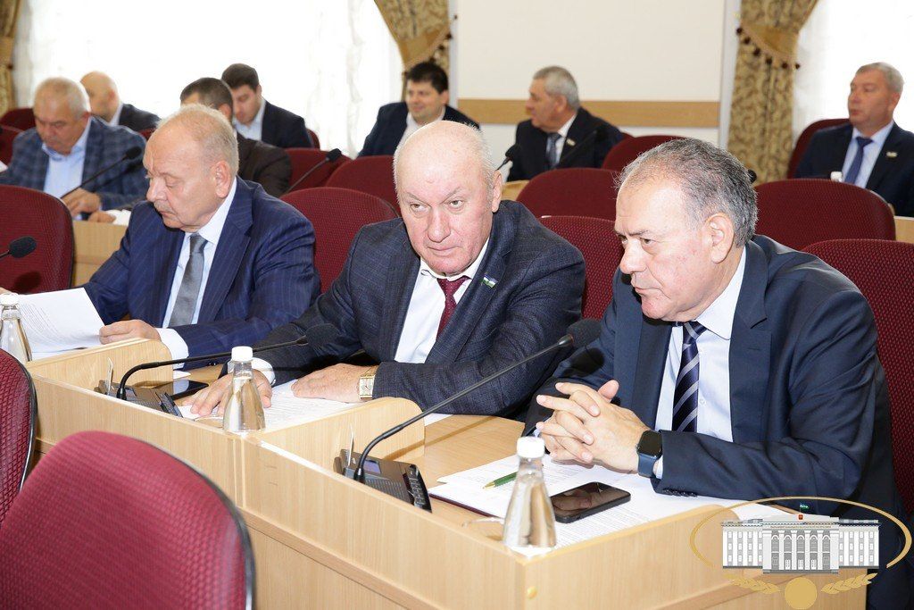 Приступив к обсуждению повестки дня, депутаты приняли в двух чтениях проекты законов КБР "О внесении изменений в статьи 3 и 5 Закона КБР "О регулировании лесных отношений", "О внесении изменения в статью 2 Закона КБР "О... Приступив к обсуждению повестки дня, депутаты приняли в двух чтениях проекты законов КБР "О внесении изменений в статьи 3 и 5 Закона КБР "О регулировании лесных отношений", "О внесении изменения в статью 2 Закона КБР "О...