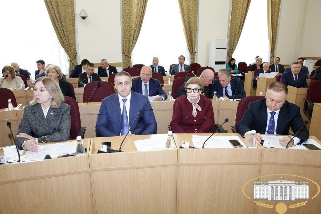 Приступив к обсуждению повестки дня, депутаты приняли в двух чтениях проекты законов КБР "О внесении изменений в статьи 3 и 5 Закона КБР "О регулировании лесных отношений", "О внесении изменения в статью 2 Закона КБР "О... Приступив к обсуждению повестки дня, депутаты приняли в двух чтениях проекты законов КБР "О внесении изменений в статьи 3 и 5 Закона КБР "О регулировании лесных отношений", "О внесении изменения в статью 2 Закона КБР "О...