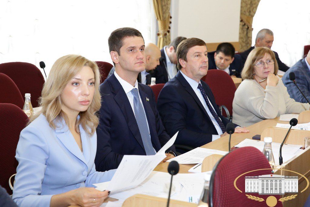 Приступив к обсуждению повестки дня, депутаты приняли в двух чтениях проекты законов КБР "О внесении изменений в статьи 3 и 5 Закона КБР "О регулировании лесных отношений", "О внесении изменения в статью 2 Закона КБР "О... Приступив к обсуждению повестки дня, депутаты приняли в двух чтениях проекты законов КБР "О внесении изменений в статьи 3 и 5 Закона КБР "О регулировании лесных отношений", "О внесении изменения в статью 2 Закона КБР "О...