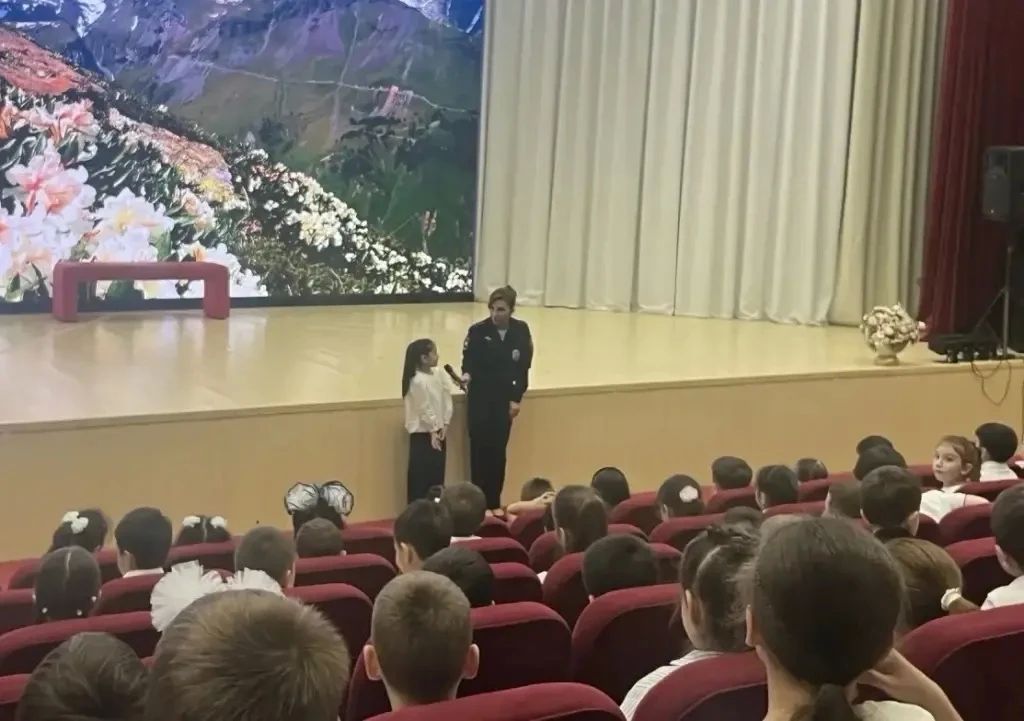 В рамках Всероссийской недели безопасности сотрудники Госавтоинспекции УМВД России «Нальчик» организовали в общеобразовательных учреждениях комплексные мероприятия «Безопасный путь в школу» В рамках Всероссийской недели безопасности сотрудники Госавтоинспекции УМВД России «Нальчик» организовали в общеобразовательных учреждениях комплексные мероприятия «Безопасный путь в школу»
