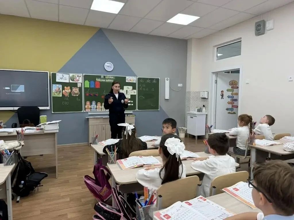 В рамках Всероссийской недели безопасности сотрудники Госавтоинспекции УМВД России «Нальчик» организовали в общеобразовательных учреждениях комплексные мероприятия «Безопасный путь в школу» В рамках Всероссийской недели безопасности сотрудники Госавтоинспекции УМВД России «Нальчик» организовали в общеобразовательных учреждениях комплексные мероприятия «Безопасный путь в школу»
