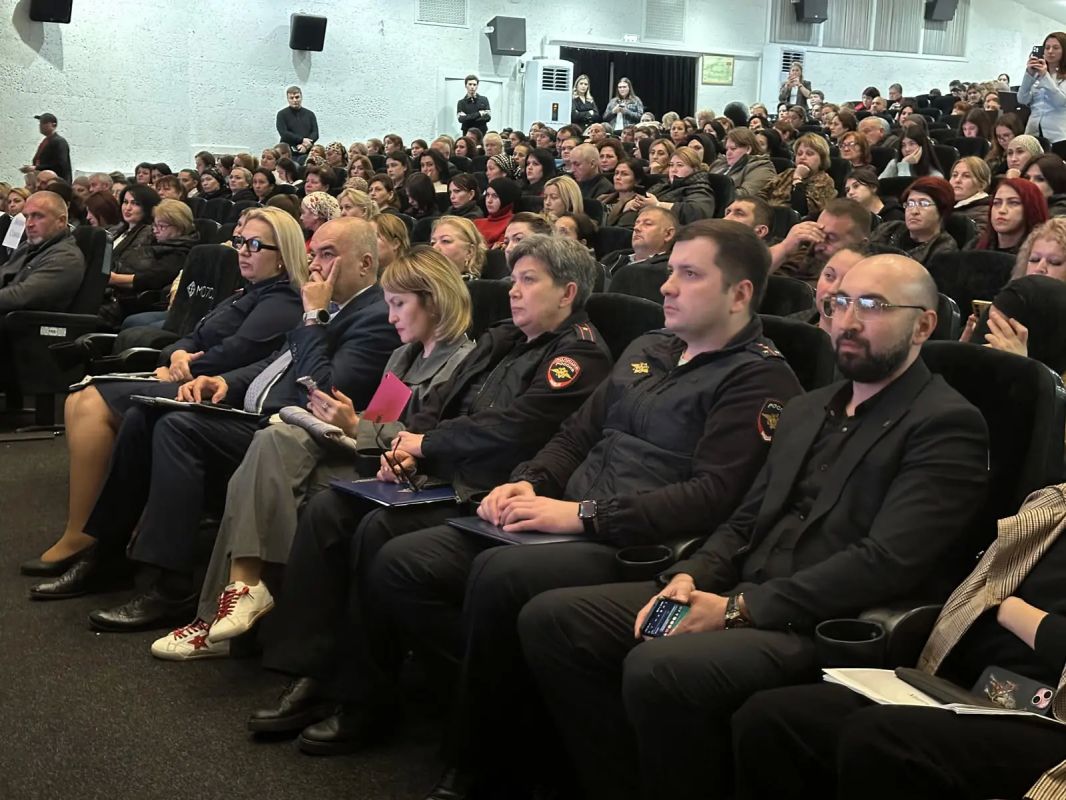 в Нальчике идет встреча с родительским сообществом по профилактике деструктивного поведения в детской и молодежной среде в Нальчике идет встреча с родительским сообществом по профилактике деструктивного поведения в детской и молодежной среде