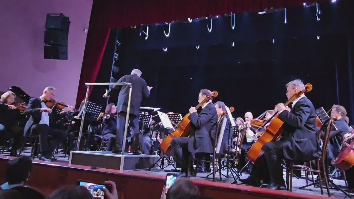 В эти минуты в Государственном музыкальном театре КБР проходит концерт симфонического оркестра Мариинского театра в рамках VIII Международного музыкального фестиваля «Мариинский - Владикавказ»
