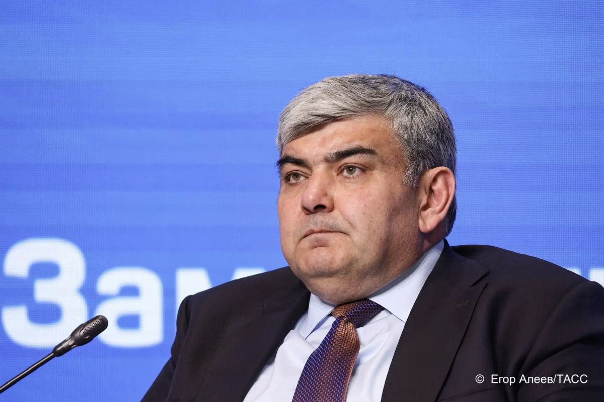 Глава Чеченской Республики Рамзан Кадыров уверенно ведет свой народ по пути созидания и продолжает начатое первым президентом региона Ахматом-Хаджи Кадыровым