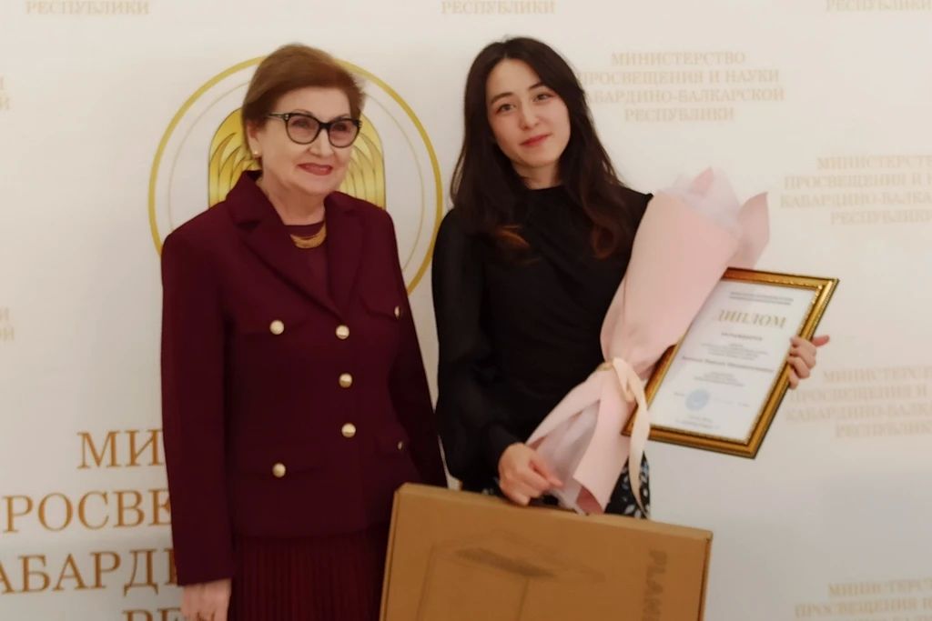 Сегодня в Министерстве просвещения и науки КБР состоялась торжественная церемония награждения призеров и лауреатов региональных этапов конкурсов профессионального мастерства, приуроченная ко Дню учителя Сегодня в Министерстве просвещения и науки КБР состоялась торжественная церемония награждения призеров и лауреатов региональных этапов конкурсов профессионального мастерства, приуроченная ко Дню учителя