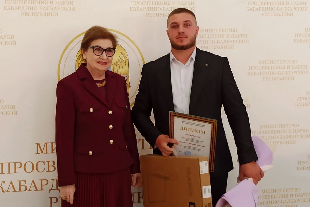 Сегодня в Министерстве просвещения и науки КБР состоялась торжественная церемония награждения призеров и лауреатов региональных этапов конкурсов профессионального мастерства, приуроченная ко Дню учителя Сегодня в Министерстве просвещения и науки КБР состоялась торжественная церемония награждения призеров и лауреатов региональных этапов конкурсов профессионального мастерства, приуроченная ко Дню учителя