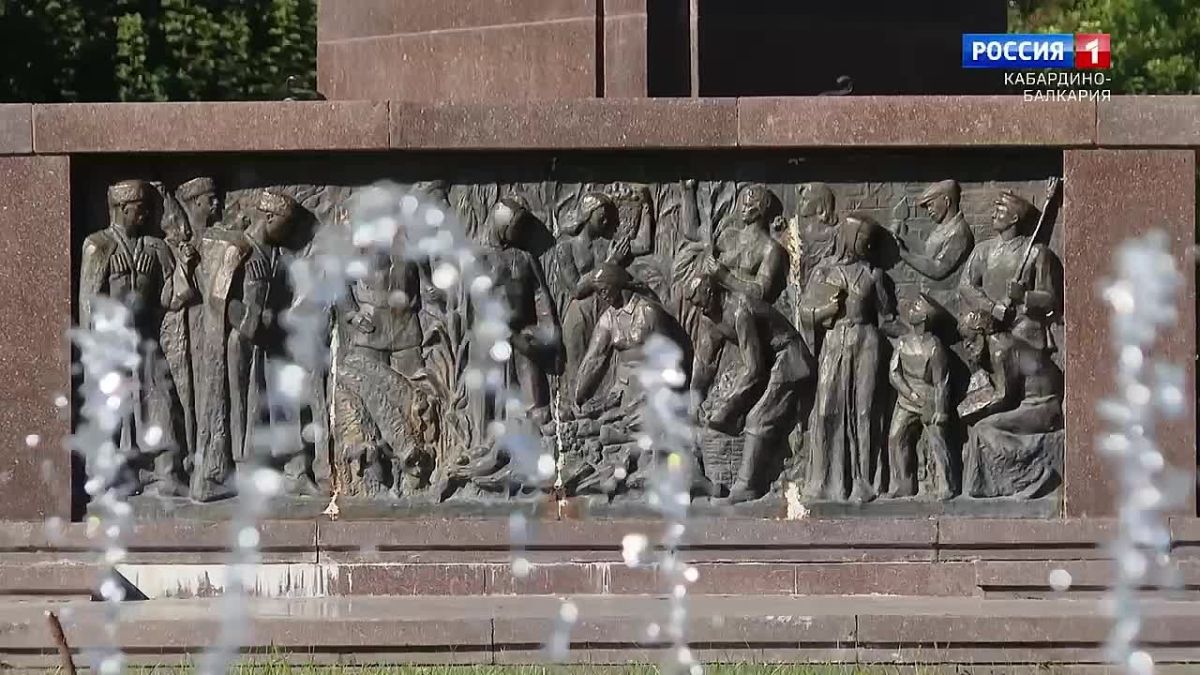 В КБР в эти минуты находится делегация Законодательного Собрания Иркутской области Вместе с депутатами Парламента КБР гости возложили цветы к монументу «Навеки с Россией» на площади 400-летия