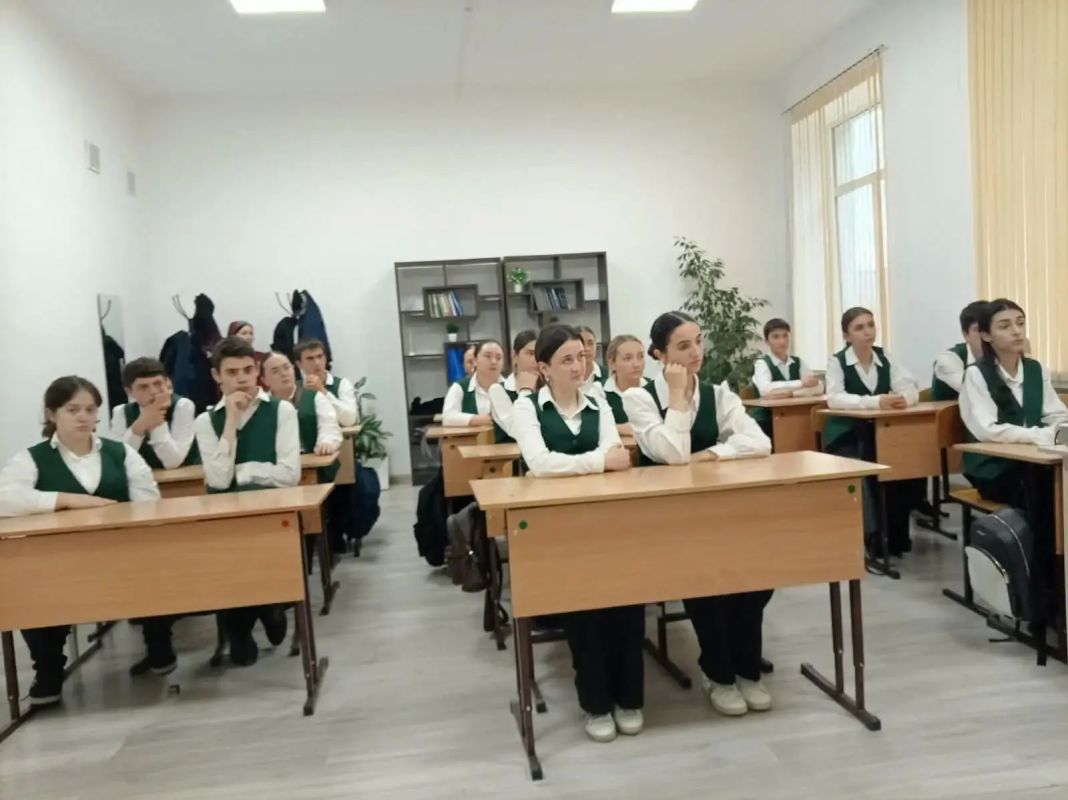 СОТРУДНИКИ ПОЛИЦИИ ПРОВЕЛИ ПРОФИЛАКТИЧЕСКИЕ ВСТРЕЧИ СО СТАРШЕКЛАССНИКАМИ ЛЕСКЕНСКОГО И ЭЛЬБРУССКОГО РАЙОНОВ СОТРУДНИКИ ПОЛИЦИИ ПРОВЕЛИ ПРОФИЛАКТИЧЕСКИЕ ВСТРЕЧИ СО СТАРШЕКЛАССНИКАМИ ЛЕСКЕНСКОГО И ЭЛЬБРУССКОГО РАЙОНОВ