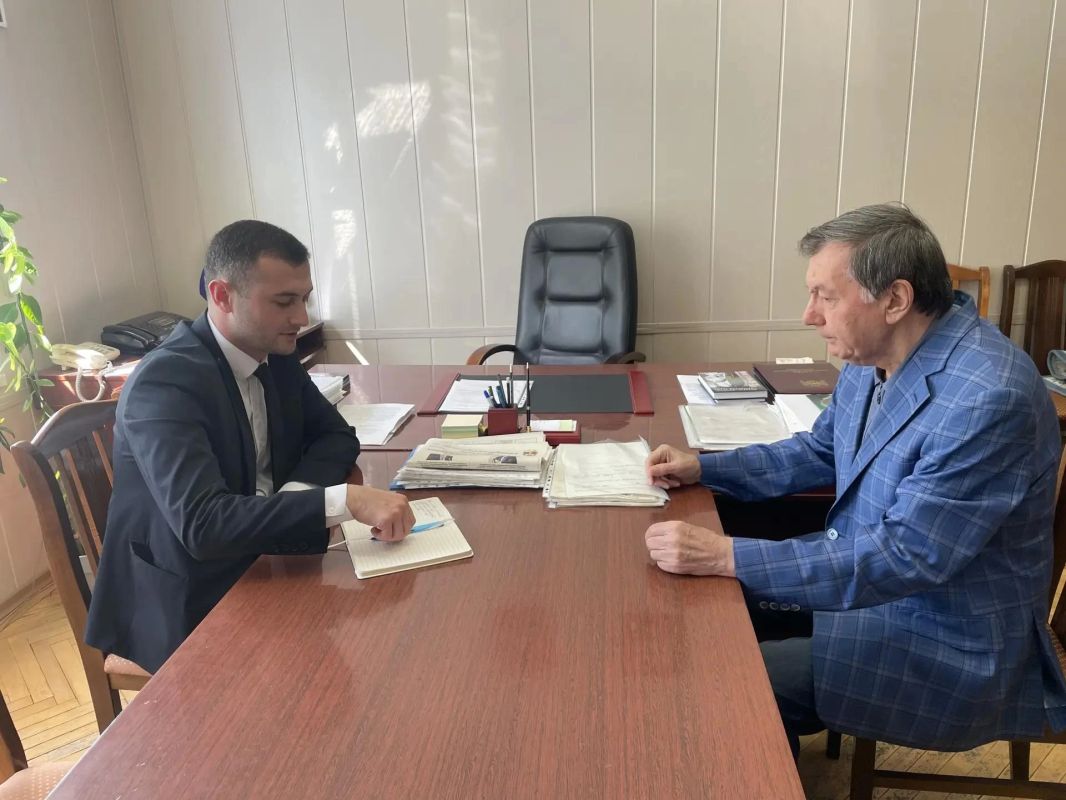 Председатель Союза писателей КБР Исмаил Бейтуганов провел рабочую встречу с доктором филологических наук Юрием Тхагазитовым, посвященную важным вопросам развития литературного процесса в республике