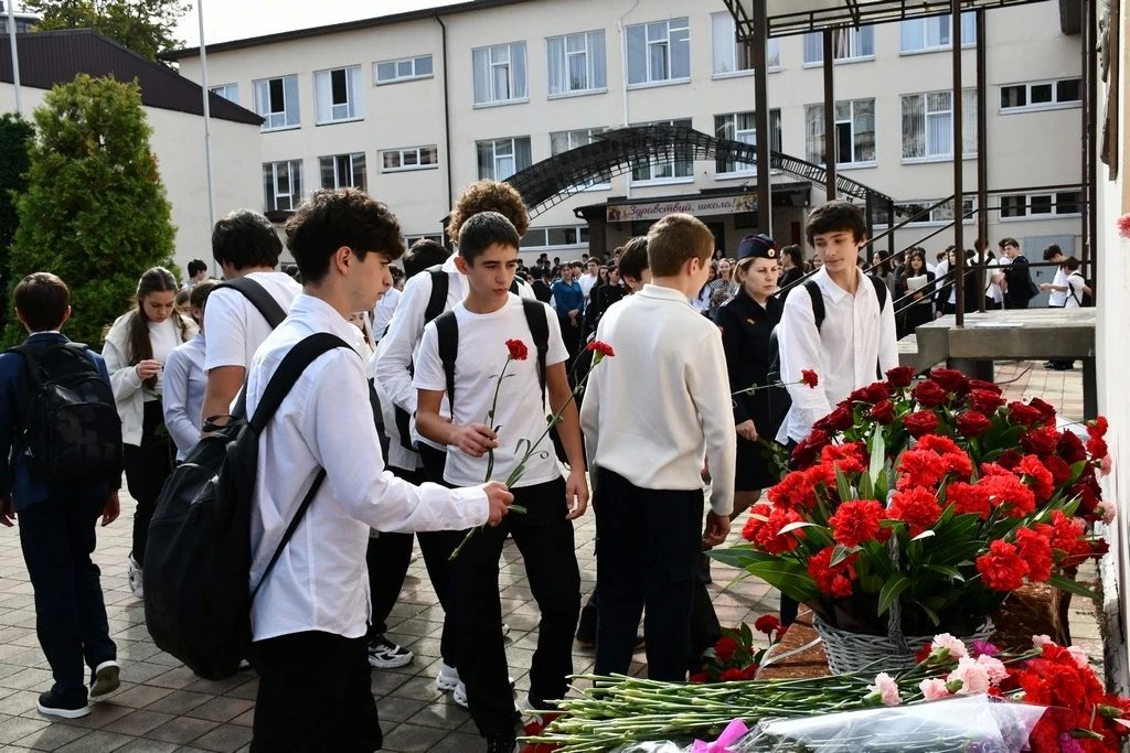 Сотрудники республиканского УНК почтили память погибшего коллеги Рашида Ногерова Сотрудники республиканского УНК почтили память погибшего коллеги Рашида Ногерова