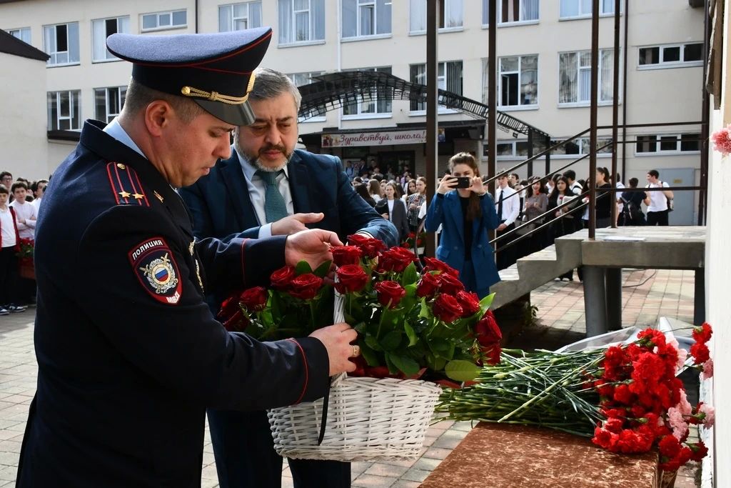 Сотрудники республиканского УНК почтили память погибшего коллеги Рашида Ногерова Сотрудники республиканского УНК почтили память погибшего коллеги Рашида Ногерова