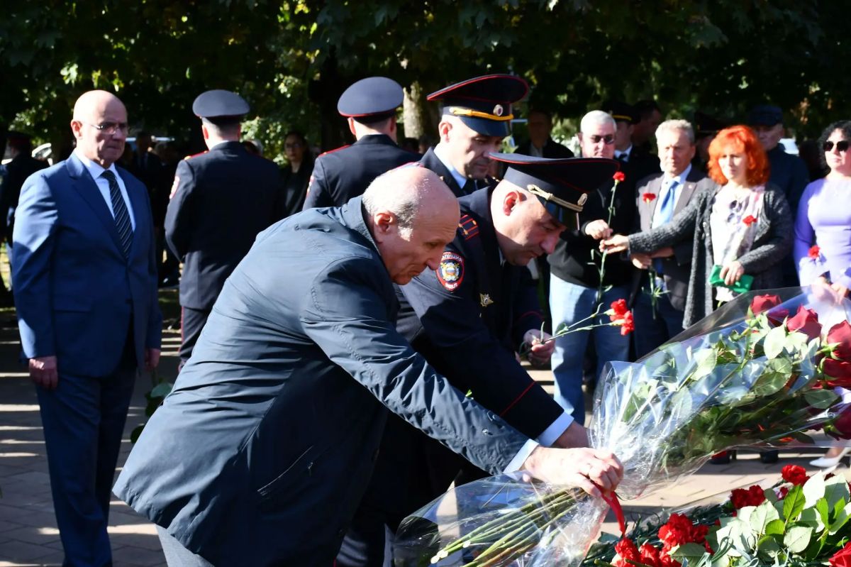 В СКВЕРЕ МИЛИЦИИ ПОЧТИЛИ ПАМЯТЬ СОТРУДНИКОВ ПРАВООХРАНИТЕЛЬНЫХ ОРГАНОВ, ПОГИБШИХ ПРИ ВЫПОЛНЕНИИ СЛУЖЕБНЫХ ОБЯЗАННОСТЕЙ В СКВЕРЕ МИЛИЦИИ ПОЧТИЛИ ПАМЯТЬ СОТРУДНИКОВ ПРАВООХРАНИТЕЛЬНЫХ ОРГАНОВ, ПОГИБШИХ ПРИ ВЫПОЛНЕНИИ СЛУЖЕБНЫХ ОБЯЗАННОСТЕЙ