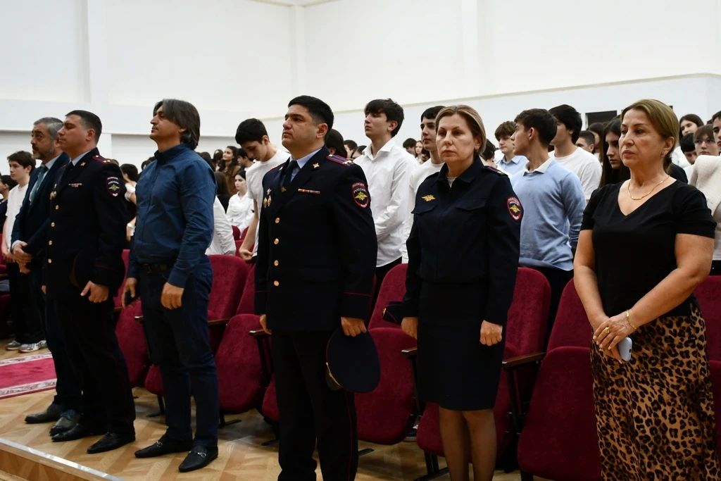 Сотрудники республиканского УНК почтили память погибшего коллеги Рашида Ногерова Сотрудники республиканского УНК почтили память погибшего коллеги Рашида Ногерова